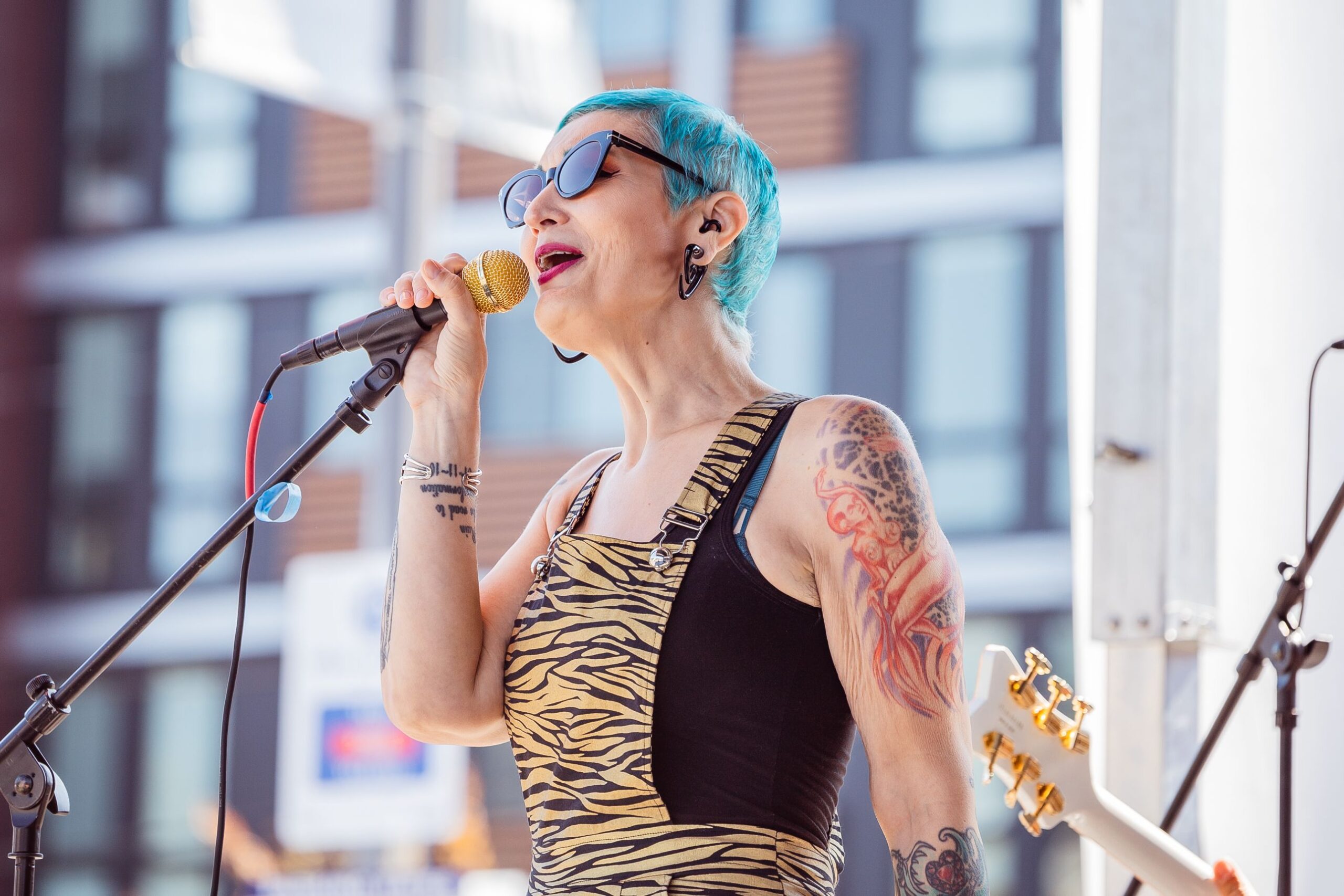 Small Yards singer with Roosevelt in the background